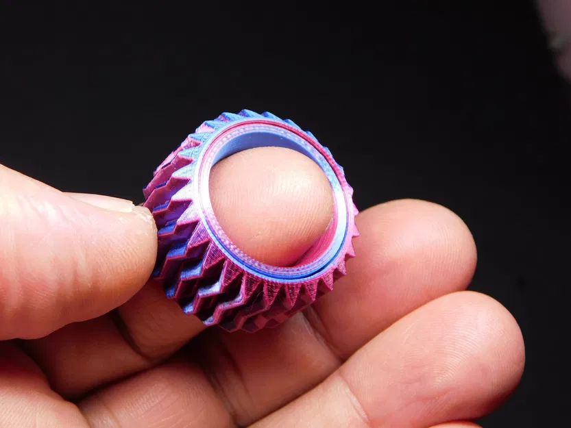 Nhẫn thư giãn bánh răng với thiết kế xoắn bốn lớp - Image 1