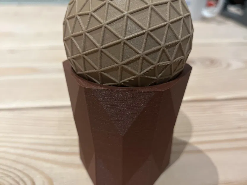 Đồ chơi xoay hình cầu geodesic phong cách low-poly - Image 1