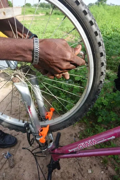 Công cụ chỉnh bánh xe đạp cho thợ sửa xe Gambia - Image 2