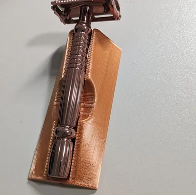 Giá đỡ an toàn cho dao cạo nữ Wilkinson Sword Intuition Roségold