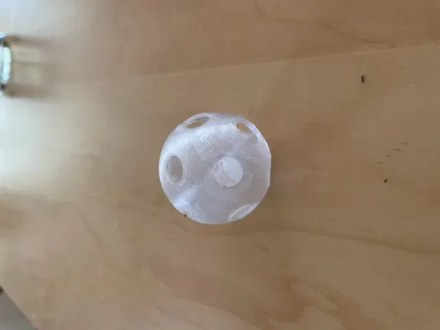 Mô hình mèo đang chơi với bóng bên trong bóng khác - Image 1