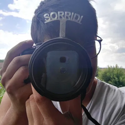 Thiết bị tạo nụ cười phản xạ cho ảnh chụp