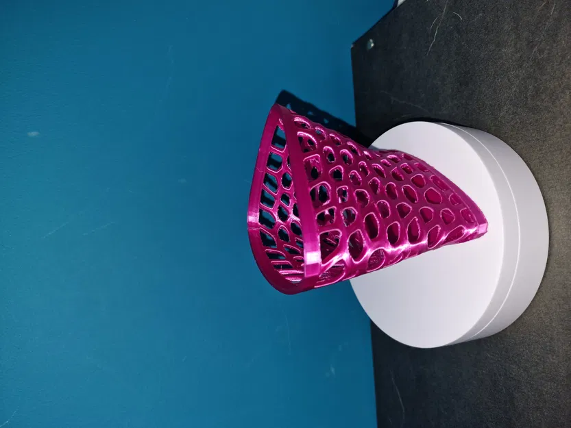 Giá đỡ bút phong cách voronoi đẹp mắt - Image 1