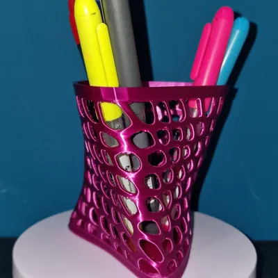 Giá đỡ bút phong cách voronoi đẹp mắt