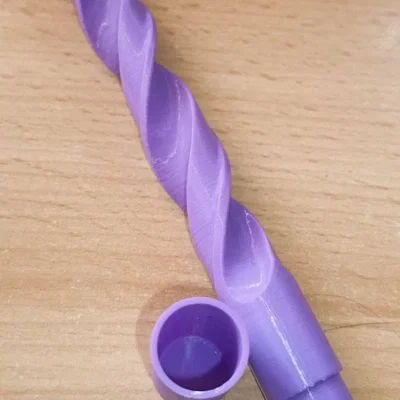 Bút bi hình dạng mũi khoan có nắp đậy