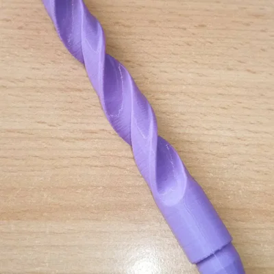 Bút bi hình dạng mũi khoan có nắp đậy