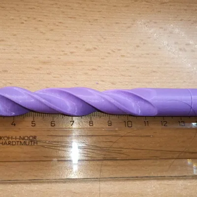 Bút bi hình dạng mũi khoan có nắp đậy