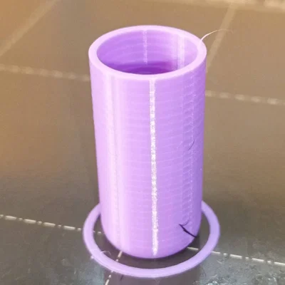 Bút bi hình dạng mũi khoan có nắp đậy