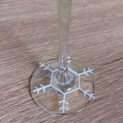 Nhãn kính thấp poly với thiết kế tuyết mùa đông