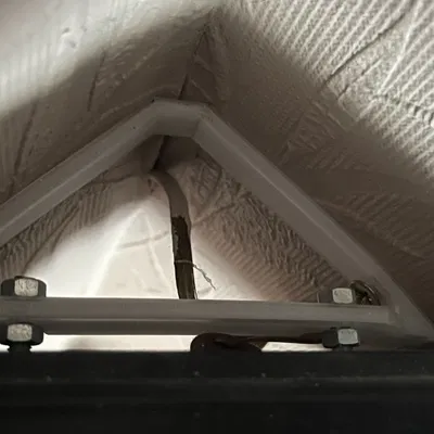 Giá đỡ loa gắn tường ở góc phòng