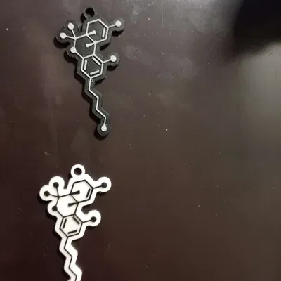 Móc khóa hoặc mặt dây chuyền hình phân tử THC