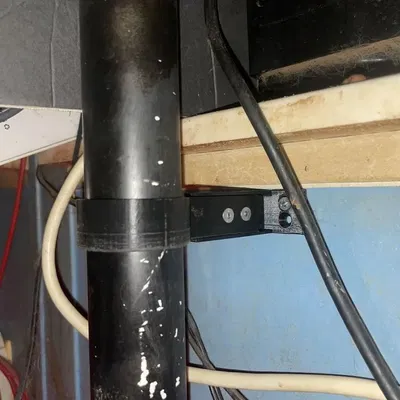 Giá đỡ tường có thể điều chỉnh Rubbermaid