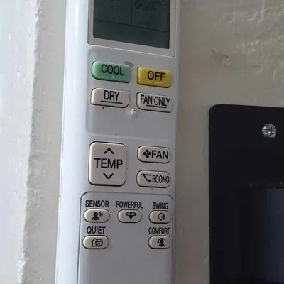 Giá đỡ điều khiển từ xa cho máy lạnh Daikin