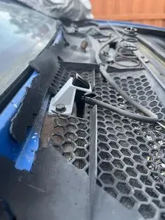 Giá đỡ vòi xịt kính chắn gió Pontiac Fiero - Image 1