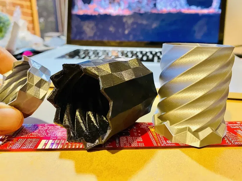 Bình chứa xoắn ốc có thể điều chỉnh với hoa văn xếp lớp... - Image 1