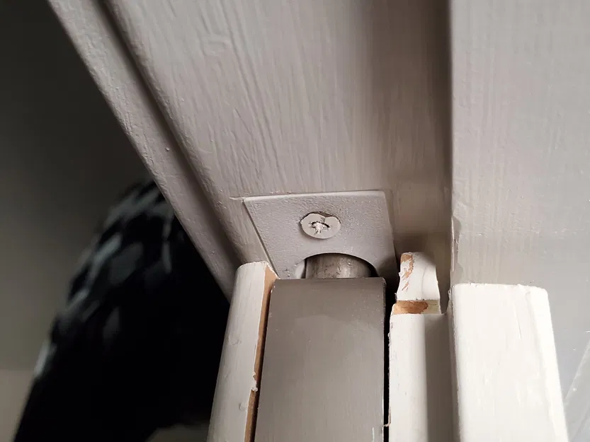 Khóa trượt cửa ngăn chặn rung lắc cho khung cửa - Image 1