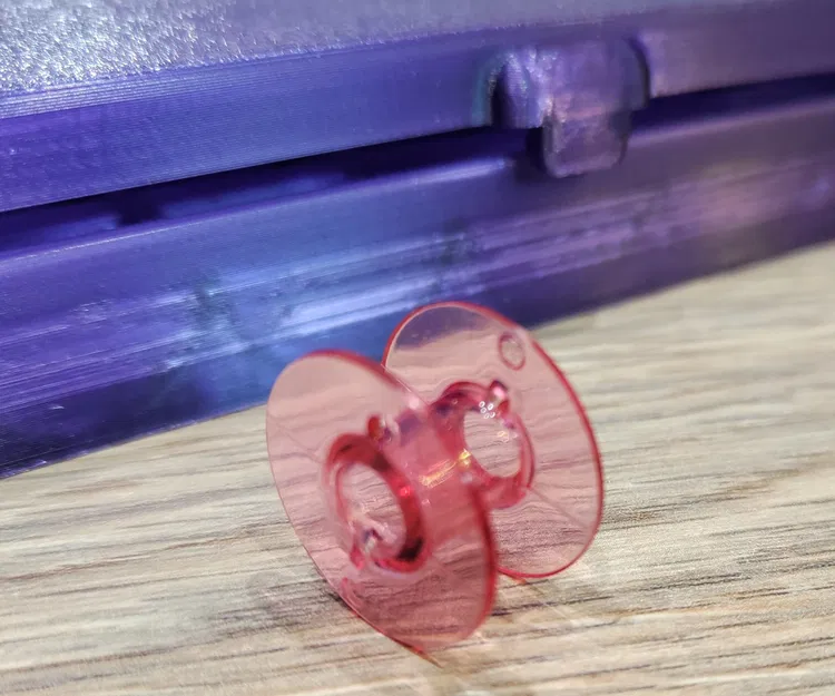 Hộp đựng cuộn chỉ may với nắp khóa an toàn - Image 2