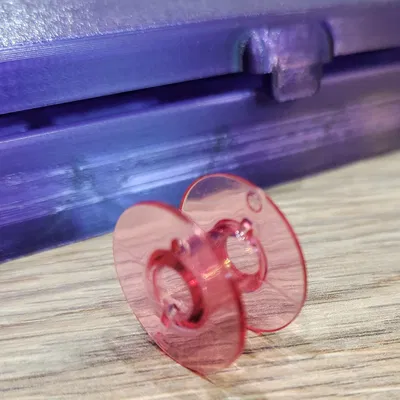 Hộp đựng cuộn chỉ may với nắp khóa an toàn