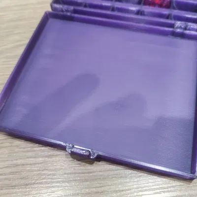 Hộp đựng cuộn chỉ may với nắp khóa an toàn