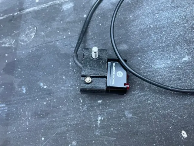 Giá đỡ đèn hậu Supernova E3 gắn vào yên xe - Image 2