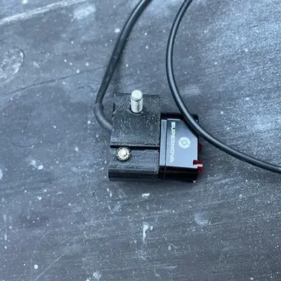 Giá đỡ đèn hậu Supernova E3 gắn vào yên xe