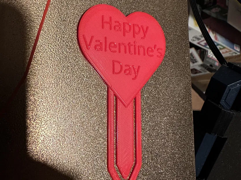 Dấu trang hình trái tim với chữ Happy Valentine’s Day - Image 1