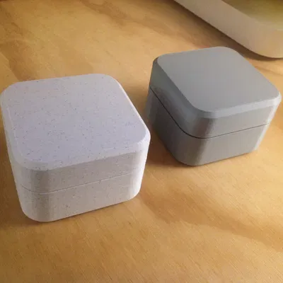 Hộp nhỏ với nắp khít vừa vặn