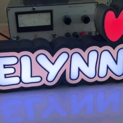 Hộp tên Wled Elynn với trái tim đa màu sắc