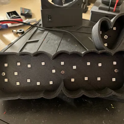 Hộp tên Wled Elynn với trái tim đa màu sắc