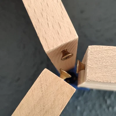 Hệ thống kệ hình lục giác bằng gỗ và kết nối in 3D