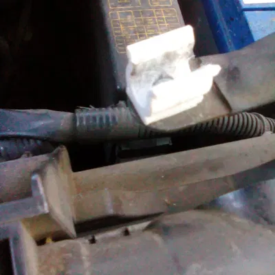 Cái kẹp hỗ trợ nắp ca-pô cho Nissan X-Trail (2003-2007)