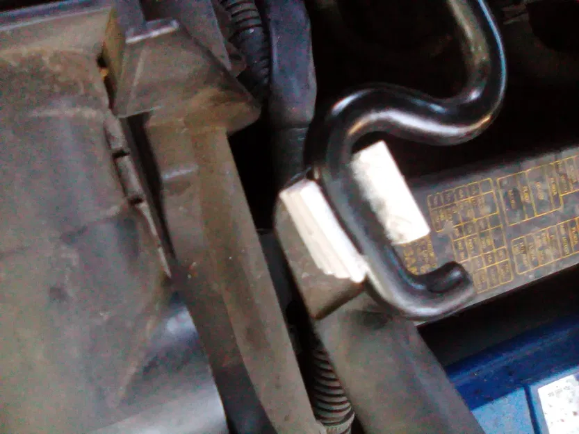 Cái kẹp hỗ trợ nắp ca-pô cho Nissan X-Trail (2003-2007) - Image 2