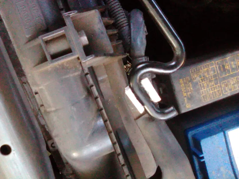 Cái kẹp hỗ trợ nắp ca-pô cho Nissan X-Trail (2003-2007) - Image 7