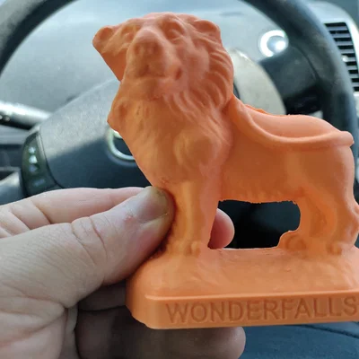 Sư tử sáp tan chảy từ series Wonderfalls