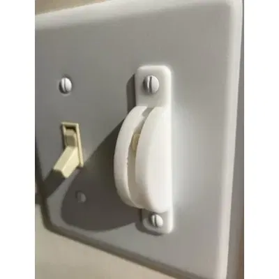 Nắp che công tắc đèn an toàn với khe mở phía trước