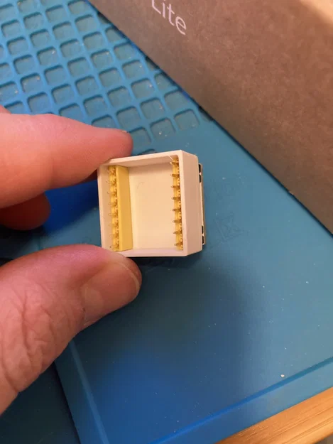 Giá đỡ lắp ráp minibadge SAINTCON - Image 3