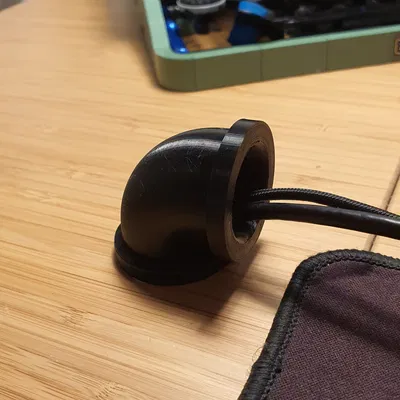 Ống cáp góc giúp che giấu lỗ khoan trên bàn làm việc