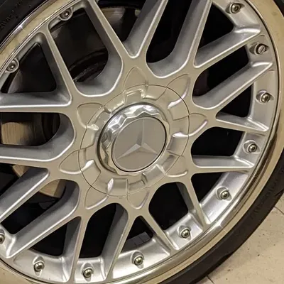 Nắp trung tâm BBS RS704 với ngôi sao Mercedes-Benz