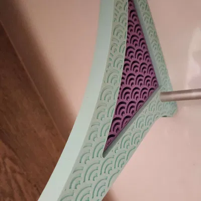 Giá đỡ filament treo tường đơn giản với họa tiết seigaiha