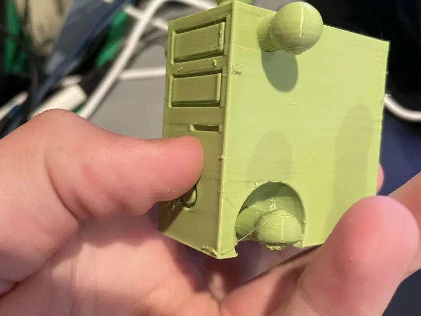 Thân robot CymonBot được sửa chữa với chân đinh tích hợp - Image 1