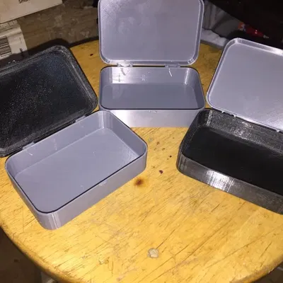 Hộp đựng kích thước Altoids với bản lề và chốt nhỏ