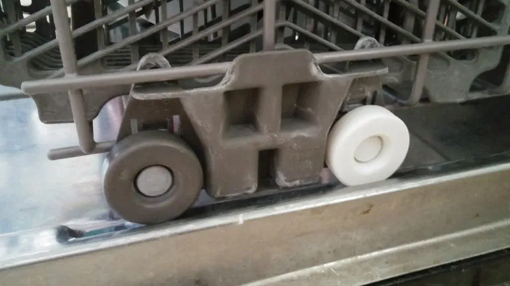 Bánh xe và chốt khóa cho khay dưới máy rửa chén Maytag - Image 4