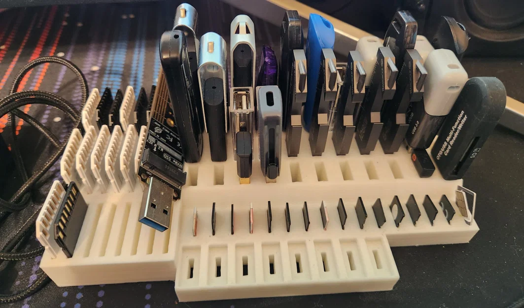 Giá đỡ USB và thẻ SD với tùy chọn USB C - Image 1