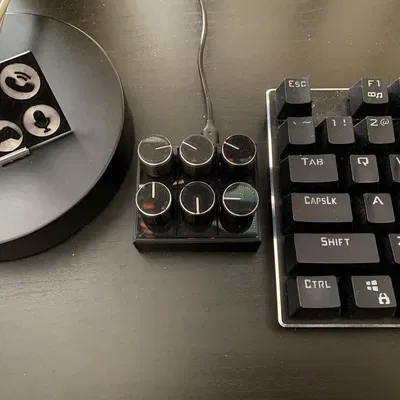 Vỏ mixer âm thanh Deej với núm điều chỉnh và bảng nhãn