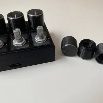 Vỏ mixer âm thanh Deej với núm điều chỉnh và bảng nhãn