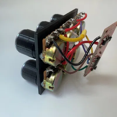 Vỏ mixer âm thanh Deej với núm điều chỉnh và bảng nhãn