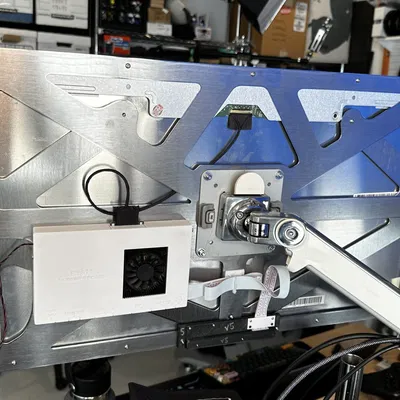 Màn hình 5K DIY với cổng HDMI và DisplayPort