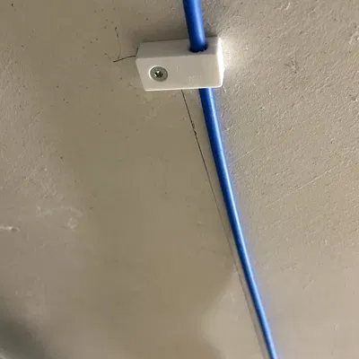 Giá đỡ ống dẫn cáp quang vào nhà