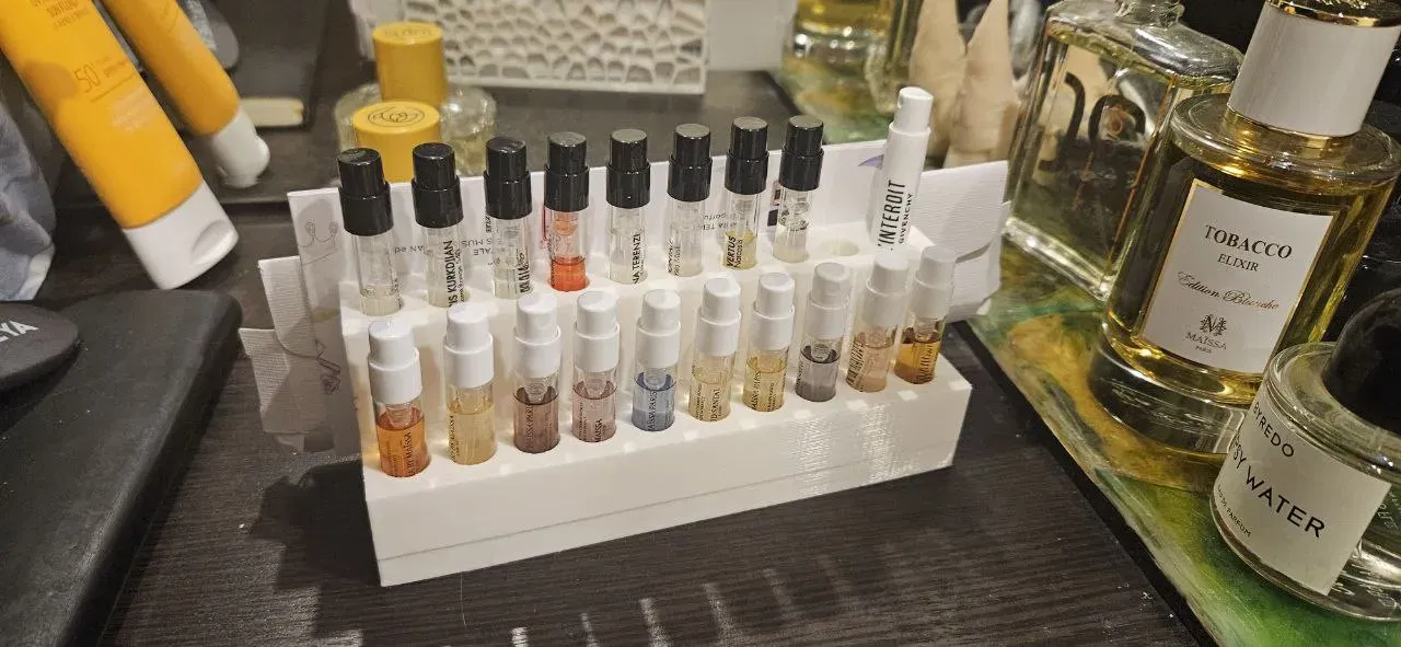 Giá đỡ cho các mẫu nước hoa mini du lịch - Image 1