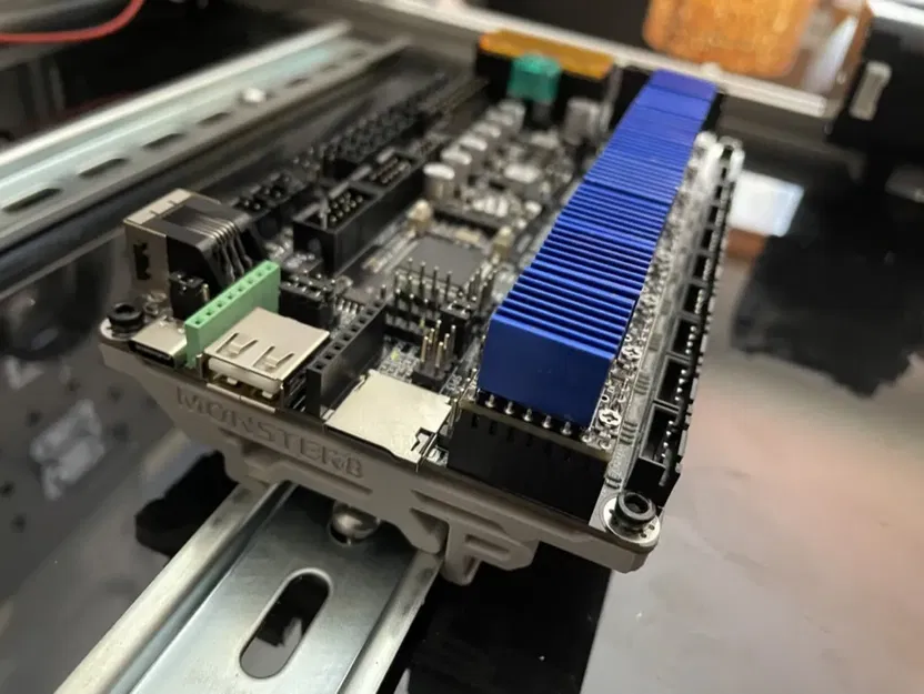 Kẹp DIN cho Monster8 với thiết kế tiết kiệm nhựa - Image 1